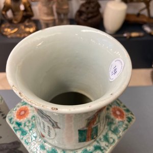 Een paar Chinese vierkante famille verte 'Wu Shuang Pu' vazen, Kangxi merk, 19e eeuw — foto 17