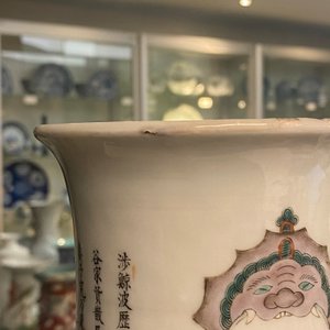 Een paar Chinese vierkante famille verte 'Wu Shuang Pu' vazen, Kangxi merk, 19e eeuw — foto 10