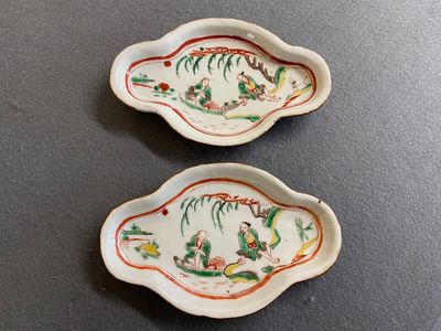 Een paar Chinese vierlobbige wucai ko-sometsuke 'mukozuke' schotels voor de Japanse markt, Tianqi — foto 1