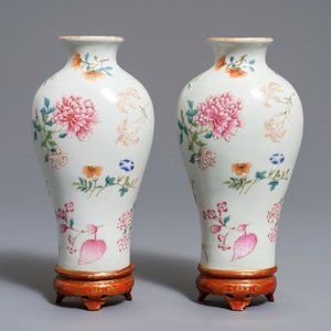 Een paar Chinese wandvaasjes met floraal decor, Qianlong merk, 19/20e eeuw — foto 1