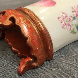 Een paar Chinese wandvaasjes met floraal decor, Qianlong merk, 19/20e eeuw — foto 8