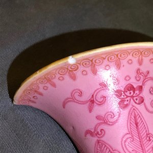 Een paar Chinese wandvazen met roze fondkleur, Qianlong — foto 12