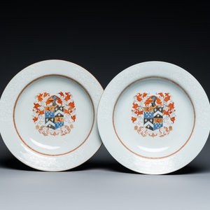 Een paar Chinese wapenborden met bianco-sopra-bianco randen, Qianlong — foto 1