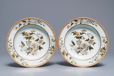 Een paar Chinese wapenborden met grisaille en verguld decor op capucijner fondkleur, Qianlong