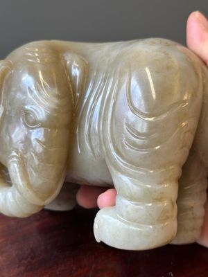 Een paar Chinese witte en roodbruine jade sculpturen van een olifant, Qianlong — foto 11