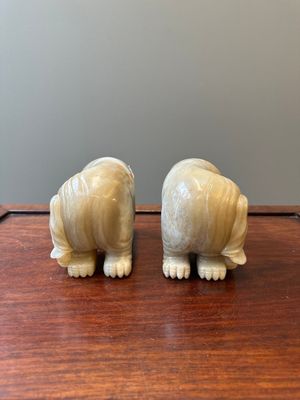 Een paar Chinese witte en roodbruine jade sculpturen van een olifant, Qianlong — foto 2