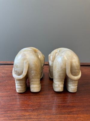 Een paar Chinese witte en roodbruine jade sculpturen van een olifant, Qianlong — foto 4