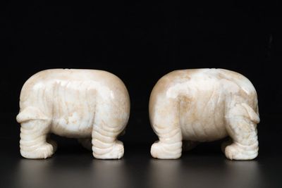 Een paar Chinese witte en roodbruine jade sculpturen van een olifant, Qianlong — foto 5