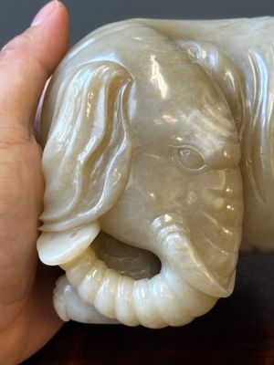 Een paar Chinese witte en roodbruine jade sculpturen van een olifant, Qianlong — foto 8