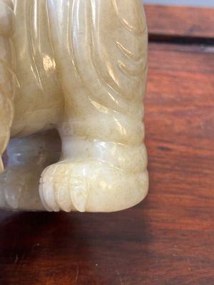 Een paar Chinese witte en roodbruine jade sculpturen van een olifant, Qianlong — foto 9