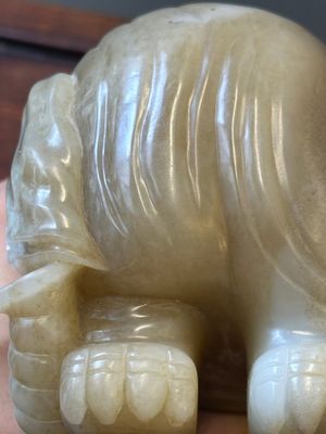 Een paar Chinese witte en roodbruine jade sculpturen van een olifant, Qianlong — foto 10