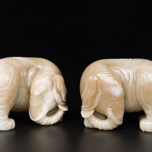 Een paar Chinese witte en roodbruine jade sculpturen van een olifant, Qianlong — foto 1