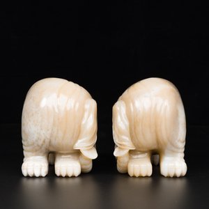 Een paar Chinese witte en roodbruine jade sculpturen van een olifant, Qianlong — foto 6