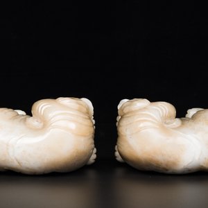Een paar Chinese witte en roodbruine jade sculpturen van een olifant, Qianlong — foto 7