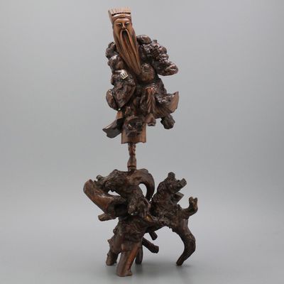 Een paar Chinese wortelhouten sculpturen van onsterfelijken, 19e 