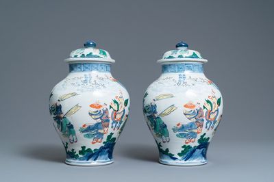 Een paar Chinese wucai dekselpotten, 19/20e eeuw