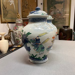 Een paar Chinese wucai dekselpotten, 19/20e eeuw — foto 16
