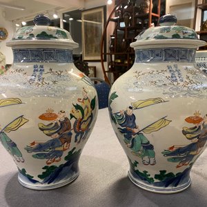 Een paar Chinese wucai dekselpotten, 19/20e eeuw — foto 18