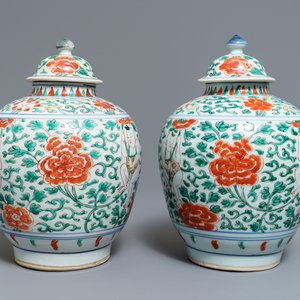 Een paar Chinese wucai dekselpotten met jongens en pioenrozen, Transitie periode — foto 1