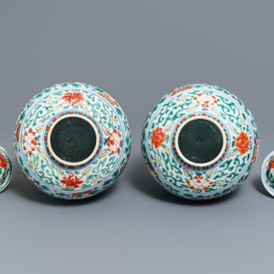 Een paar Chinese wucai dekselpotten met jongens en pioenrozen, Transitie periode — foto 7