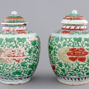 Een paar Chinese wucai dekselpotten, Transitie periode, 1620-1683 — foto 1