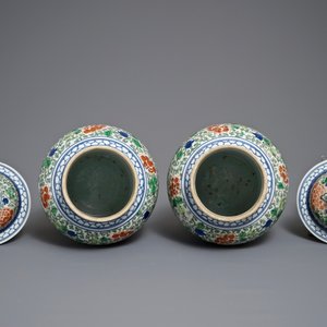 Een paar Chinese wucai dekselvazen, Chenghua merk, 19/20e eeuw — foto 5