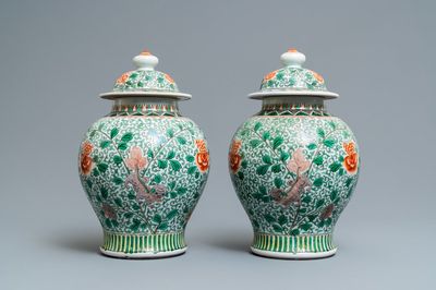 Een paar Chinese wucai dekselvazen met Boeddhistische leeuwen, 19/20e eeuw