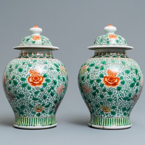 Een paar Chinese wucai dekselvazen met Boeddhistische leeuwen, 19/20e eeuw — foto 4