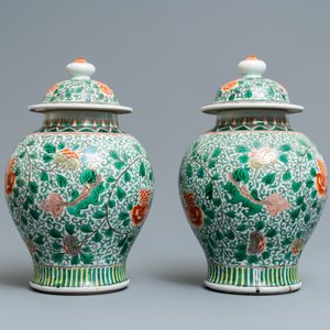 Een paar Chinese wucai dekselvazen met Boeddhistische leeuwen, 19/20e eeuw — foto 5