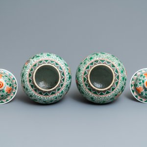 Een paar Chinese wucai dekselvazen met Boeddhistische leeuwen, 19/20e eeuw — foto 7