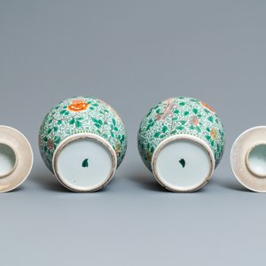 Een paar Chinese wucai dekselvazen met Boeddhistische leeuwen, 19/20e eeuw — foto 8