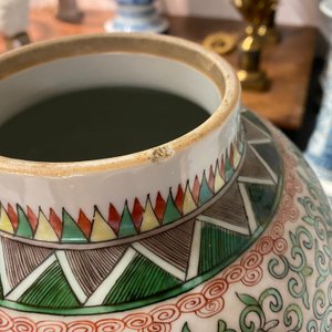 Een paar Chinese wucai dekselvazen met Boeddhistische leeuwen, 19/20e eeuw — foto 9