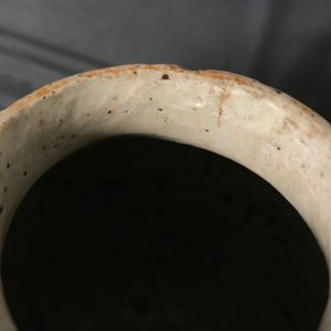 Een paar Chinese wucai dekselvazen met floraal decor, Transitie periode — foto 11