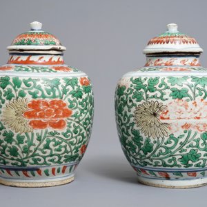 Een paar Chinese wucai dekselvazen met floraal decor, Transitie periode — foto 2