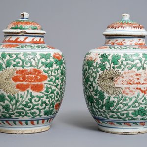 Een paar Chinese wucai dekselvazen met floraal decor, Transitie periode — foto 3