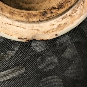 Een paar Chinese wucai dekselvazen met floraal decor, Transitie periode — foto 8