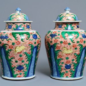 Een paar Chinese wucai dekselvazen met galopperende paarden, Transitie periode — foto 1