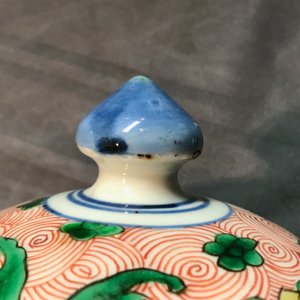 Een paar Chinese wucai dekselvazen met galopperende paarden, Transitie periode — foto 34