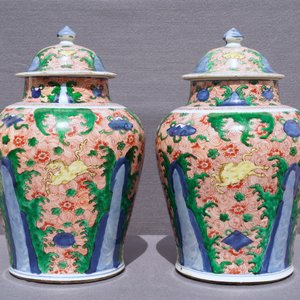 Een paar Chinese wucai dekselvazen met galopperende paarden, Transitie periode — foto 50