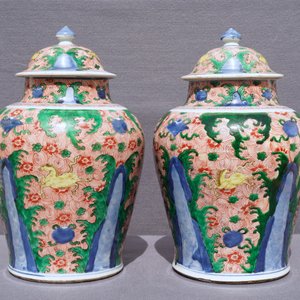 Een paar Chinese wucai dekselvazen met galopperende paarden, Transitie periode — foto 51