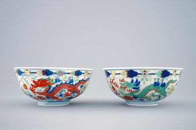Een paar Chinese wucai kommen met decor van draken en feniksen, Guangxu merk en periode