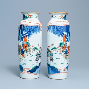 Een paar Chinese wucai rouleau vazen met ruiters te paard, 19e eeuw — foto 1