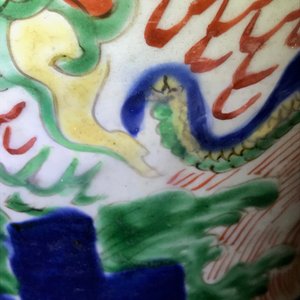 Een paar Chinese wucai vazen met draken en feniksen, Transitie periode — foto 15