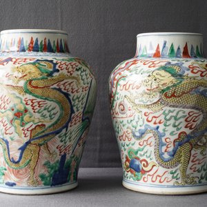 Een paar Chinese wucai vazen met draken en feniksen, Transitie periode — foto 28