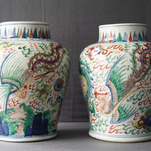 Een paar Chinese wucai vazen met draken en feniksen, Transitie periode — foto 29