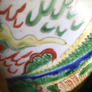 Een paar Chinese wucai vazen met draken en feniksen, Transitie periode — foto 7