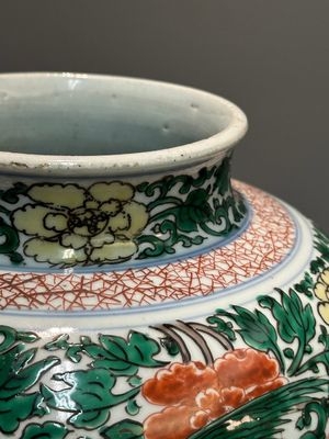 Een paar Chinese wucai vazen met feniksen en pioenrozen, Transitie periode — foto 16