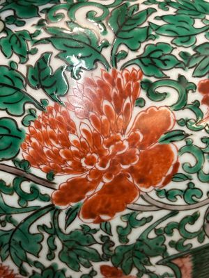 Een paar Chinese wucai vazen met feniksen en pioenrozen, Transitie periode — foto 18