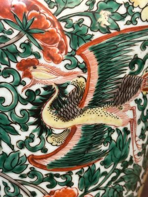 Een paar Chinese wucai vazen met feniksen en pioenrozen, Transitie periode — foto 20