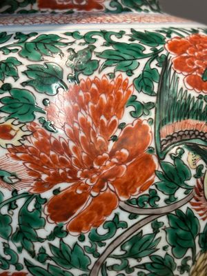 Een paar Chinese wucai vazen met feniksen en pioenrozen, Transitie periode — foto 21
